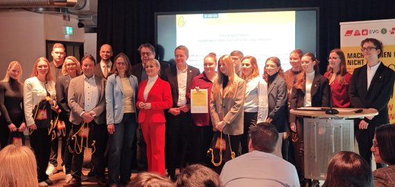 BBZ Bad Oldesloe erhält Auszeichnung „Die Gelbe Hand“: Starkes Zeichen gegen Rassismus Bild zu BBZ Bad Oldesloe erhält Auszeichnung „Die Gelbe Hand“: Starkes Zeichen gegen Rassismus