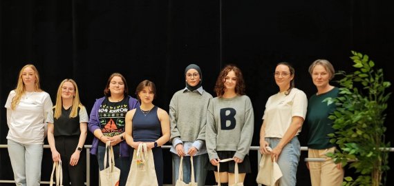 Feminine Wut: Lasst Frauen sprechen Erster Schülerinnen-Poetry-Slam zum Weltfrauentag am BBZ Bad Oldesloe Bild zu Feminine Wut: Lasst Frauen sprechen Erster Schülerinnen-Poetry-Slam zum Weltfrauentag am BBZ Bad Oldesloe