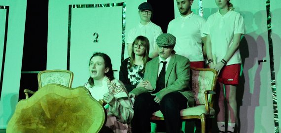 Wahnsinn mit Methode – Theaterkurs begeistert mit „Die Physiker“ Bild zu Wahnsinn mit Methode – Theaterkurs begeistert mit „Die Physiker“