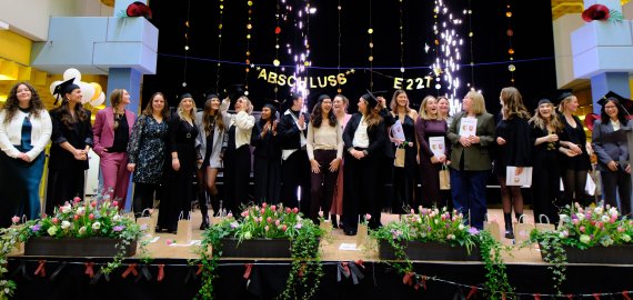 Feierliche Verabschiedung der Absolventinnen der Fachschule für Sozialpädagogik (Teilzeit) Bild zu Feierliche Verabschiedung der Absolventinnen der Fachschule für Sozialpädagogik (Teilzeit)