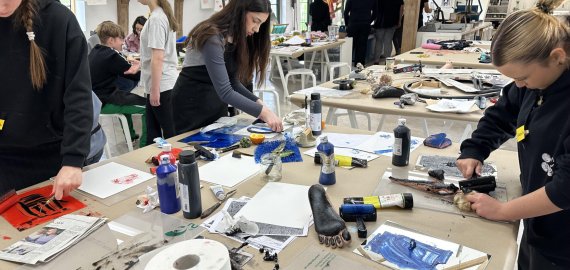 Bildung für nachhaltige Entwicklung (BNE) in der Berufsfachschule Pflegeassistenz <br> Nachhaltigkeit ganz kreativ oder wie die Pflegeassistenten über sich hinauswuchsen Bild zu Bildung für nachhaltige Entwicklung (BNE) in der Berufsfachschule Pflegeassistenz <br> Nachhaltigkeit ganz kreativ oder wie die Pflegeassistenten über sich hinauswuchsen